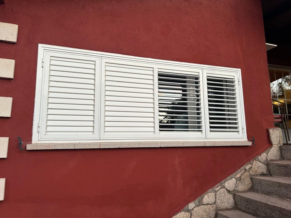 Mallorquinas de aluminio, lacado blanco, con lamas regulables, fabricación y montaje