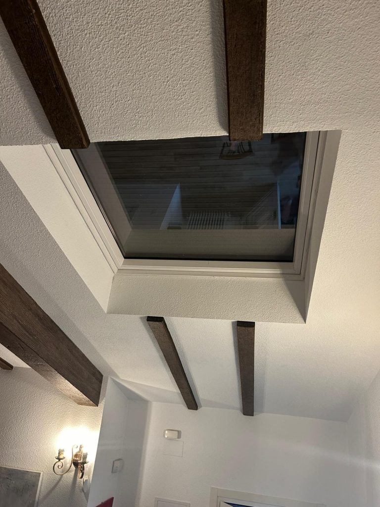 Ventana Velux, con apertura, mando a distancia y persiana incorporada